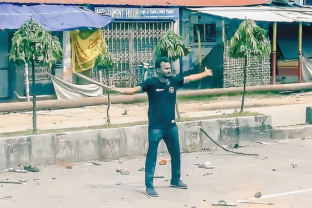 রংপুরের বেগম রোকেয়া বিশ্ববিদ্যালয়ের শিক্ষার্থী আবু সাঈদ গত ১৬ জুলাই কোটা সংস্কার আন্দোলনে পুলিশের গুলিতে তিনি নিহত হন